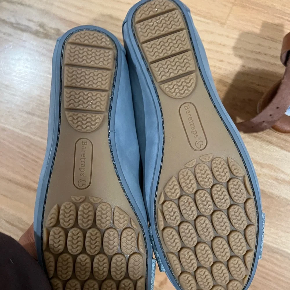 New flats nice blue color and very soft - Picture 2 of 3